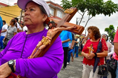 Devotos portaron cruces y símbolos religiosos
