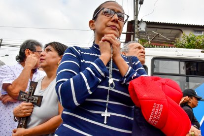 Oraciones y cánticos acompañaron el paso de la procesión por sectores estratégicos del norte durante la mañana.