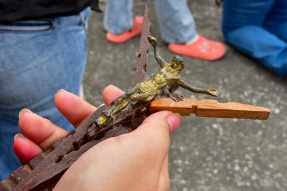 La participación ciudadana en el Vía Crucis refleja la vigencia de las tradiciones católicas en el puerto principal.