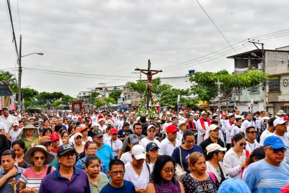 Fieles de todas las edades acompañaron las estaciones del Vía Crucis, recordando la pasión de Cristo en Guayaquil.