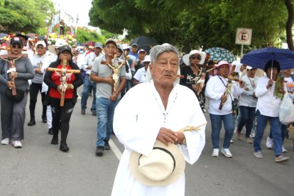 En el recorrido los devotos peninsulares oran llevando sus crucifijos