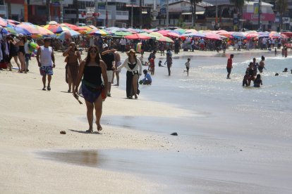 Los turistas llegan a disfrutar de la playa en la provincia de Santa Elena
