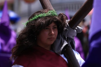 Las mujeres cargaban sus propias cruces.