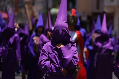 Miles de cucuruchos caminaron por las calles del sur de Quito.