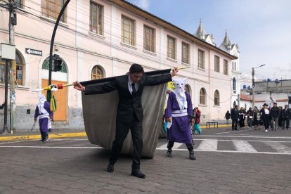 Saquisilí revive su fe con el tradicional arrastre de banderas en Viernes Santo.