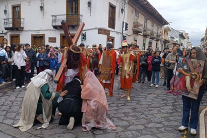 Realizaron el tradicional viacrucis con la participación de la comunidad que entre rezo y cánticos