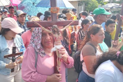 Marcy Baque participa en la procesión de Nobol, desde hace diez años.
