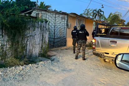 Alias Rosa, presunta integrante de Frente Oliver Sinisterra, fue detenida en Esmeraldas. Las fotos fueron difundidas por John Reimberg.