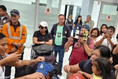 Las muestras de cariño y nostalgia se evidenciaron en el aeropuerto de Manta