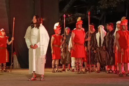 Actores representan las 14 estaciones de la pasión de Cristo en un recorrido que se extiende por más de ocho kilómetros.