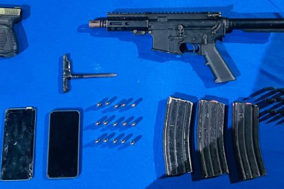 El armamento que fue decomisado durante la captura.