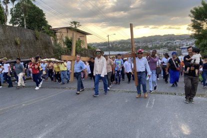 Fieles de Quinindé cargan grandes cruces en el Vía Crucis, recorriendo las calles como acto de penitencia y devoción comunitaria.