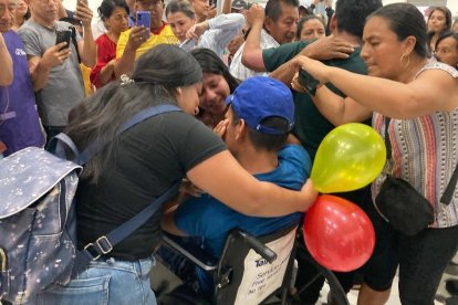 Jordy Flores arribó en silla de ruedas.