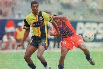 En 1999, Barcelona apostó por renovar su delantera con un joven David Valencia.