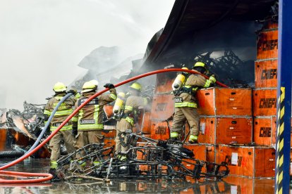 Condiciones extremas La exposición a humos tóxicos y gases nocivos representa un riesgo constante para la salud de los bomberos locales. El combate de incendios exige un esfuerzo físico extremo, llevando a los bomberos al límite de su resistencia.