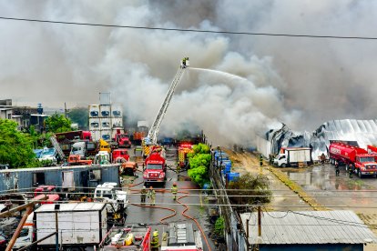 En un GRAN INCENDIO Bomberos guayaquileños arriesgan su integridad física para salvar vidas y bienes en cada llamado de emergencia.
