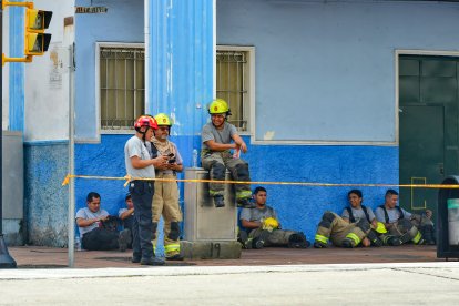 Tras la jornada. El desgaste físico es visible luego de varias horas en labores de combate de incendios.