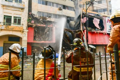 Controlando las llamas
Personal bomberil actúa en un incendio estructural durante una jornada de emergencia.