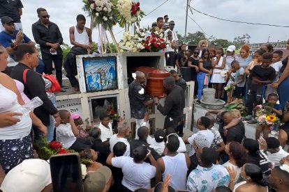 Familiares y amigos colocan el féretro de “Mami Lucha” en el mausoleo del Cementerio General de Quinindé, en medio de flores, cantos y un emotivo silencio colectivo.