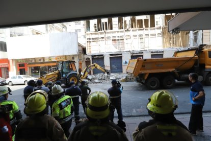 El colapso generó alarma. Se necesitó maquinaria pesada y al lugar llegaron bomberos.
