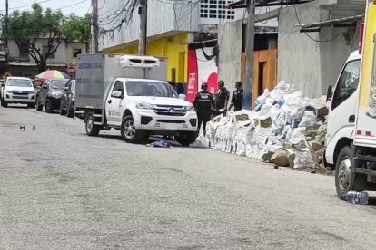 El cadáver fue trasladado en el vehículo de Medicina Legal.
