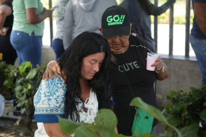 La mujer llegó al laboratorio de Ciencias Forenses para recibir el cuerpo de su hija.
