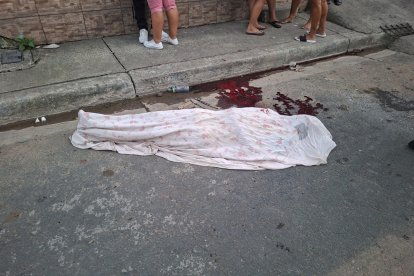 El cuerpo fue cubierto con una sábana en el lugar del hecho.