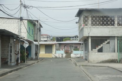 En el lugar, los moradores comentaban sobre el hecho violento.