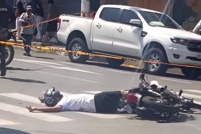 Uno de los sujetos cayó sin vida en la vía