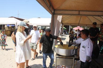 Los turistas fascinados con la cazuela más grande de la Ruta del Spondylus que se preparó en San Antonio