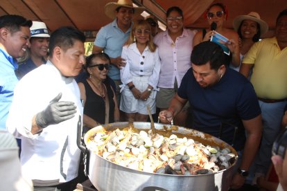 Todos querían probar la deliciosa cazuela que fue reapartida para más de mil personas