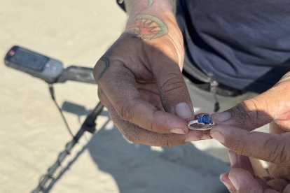 Anillo de marca Pandora hallado en la arena por Bryan Zambrano; estima que su valor ronda los 50 dólares.