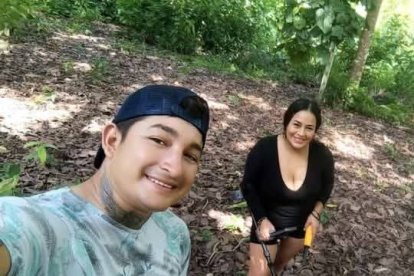 Bryan en una detección junto a su esposa, quien fue clave para que iniciara en la detección de metales.