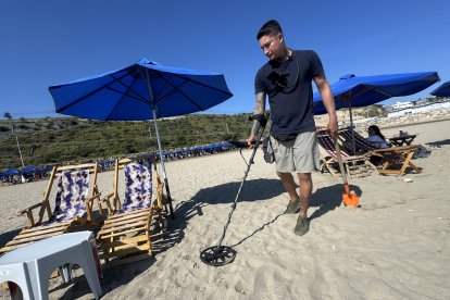 Bryan Zambrano recorre playas de Manta con un detector de metales y encuentra dinero, joyas y objetos insólitos que otros perdieron sin notarlo.