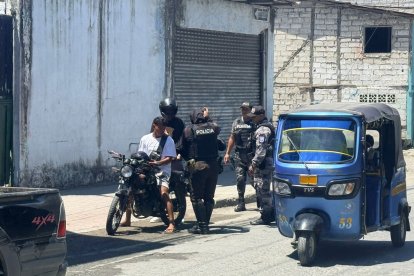 Agentes inspeccionan a ocupantes de una motocicleta en el sector San Agustín, tras el asesinato registrado en la vía E-15.