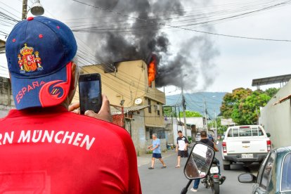 Transeúntes se detuvieron ante la magnitud del humo negro que emanaba de la casa afectada.