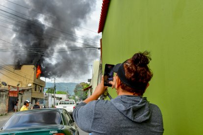 Transeúntes se detuvieron ante la magnitud del humo negro que emanaba de la casa afectada.
