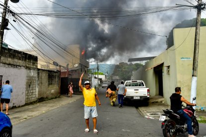 Columnas de humo denso eran visibles desde varias cuadras a la redonda en este sector del norte de Guayaquil hoy.