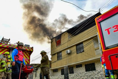 El Cuerpo de Bomberos de Guayaquil atendió un incendio estructural en una vivienda de tres plantas en Mapasingue Este.