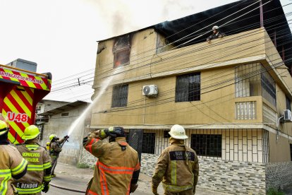 Equipos de rescate priorizaron el control del fuego para evitar que las llamas se propagaran a las viviendas vecinas.