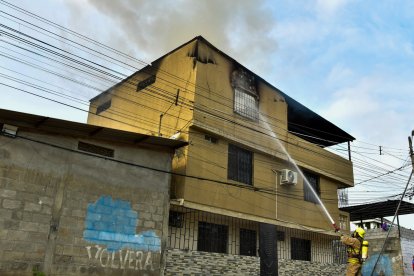 La intervención oportuna de los bomberos permitió extinguir el fuego antes de que comprometiera toda la edificación.