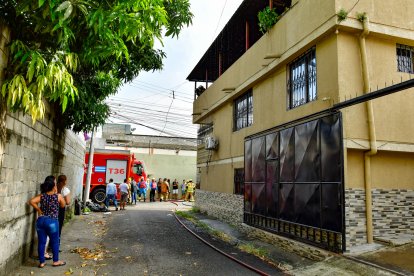 La calma retornó al sector tras el control total del siniestro por parte de las brigadas del Cuerpo de Bomberos.