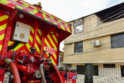 La intervención oportuna de los bomberos permitió extinguir el fuego antes de que comprometiera toda la edificación.
