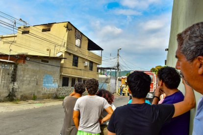 Personal técnico del Cuerpo de Bomberos realizó labores de enfriamiento para evitar la reactivación del incendio.