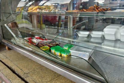 Los ventanales de las casas y negocios resultaron destruidos por la potencia del estallido en el suburbio guayaquileño.