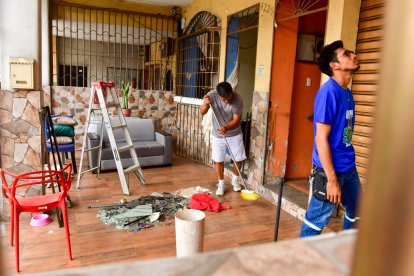 Moradores de la zona afectada expresan su preocupación ante la inseguridad y los daños materiales en sus hogares.