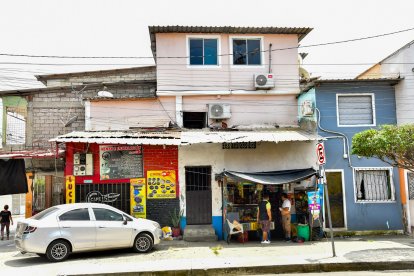 Los ventanales de las casas aledañas resultaron destruidos por la potencia del estallido en el suburbio guayaquileño.