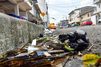 Restos de vidrios cubren las calles tras el incidente ocurrido en este populoso sector de la ciudad.