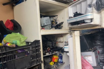 Algunos objetos robados estaban guardados en una refrigeradora.