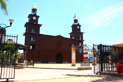 La catedral de Santa Elena con dos torres de 60 metros y los relojes es un ícono.